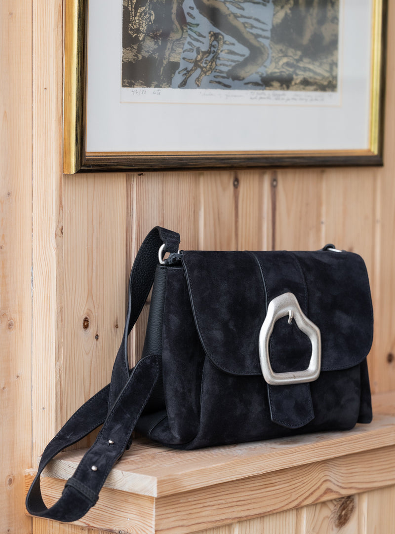 Nami black shoulder shoulder bag, with a silver buckle